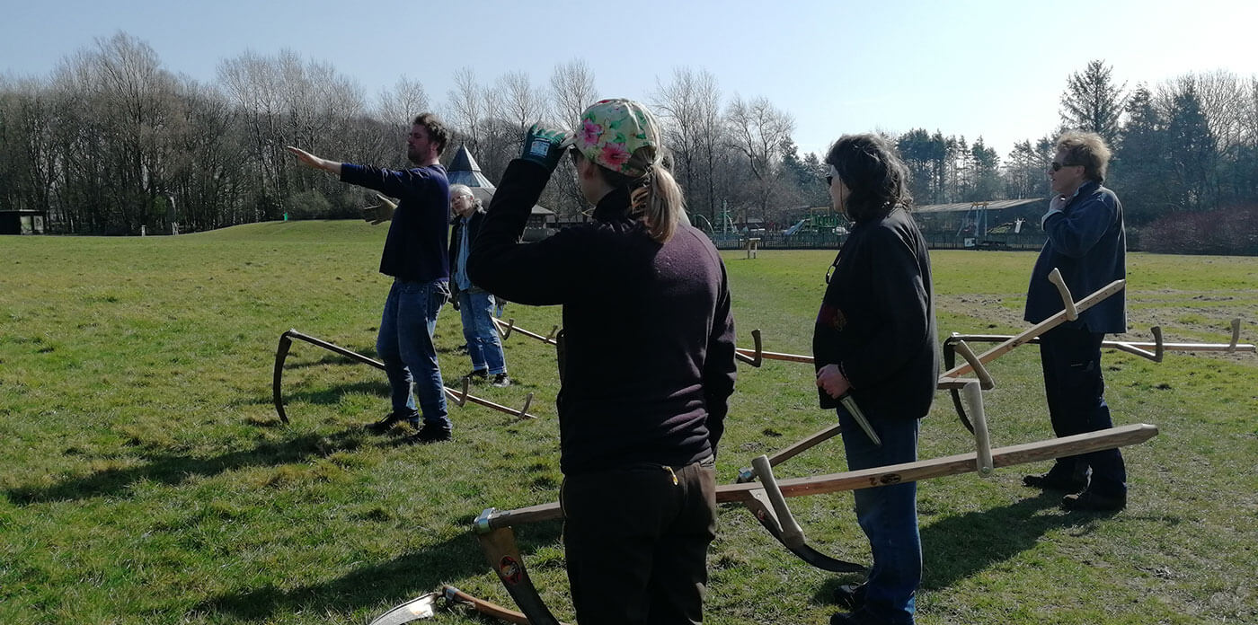 Scything workshop (c) Lucia Chmurova